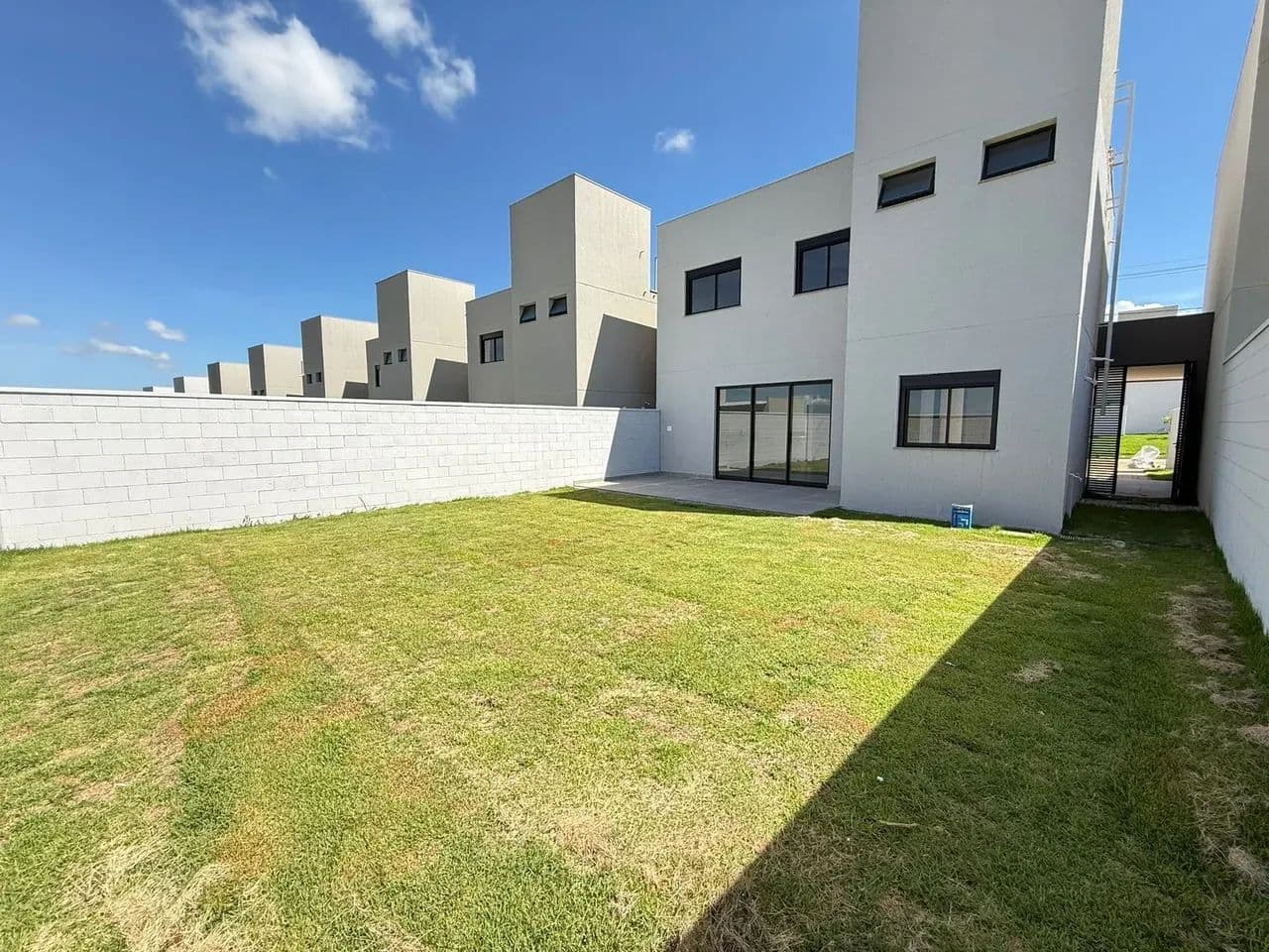 Sobrado 03 suites em Condomínio Jardins Berlim Go 020